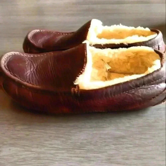 UGGS Full Grain Asscot Leather Slippers - Picture 2 of 5